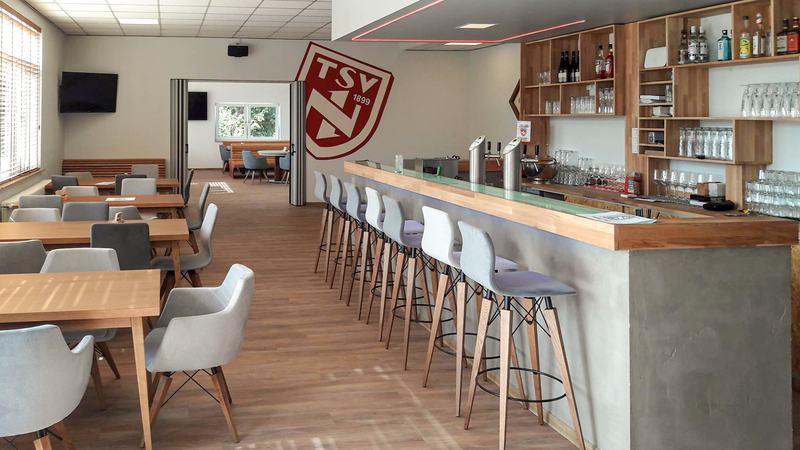 Blick in den Gastraum mit Theke im Clubhaus TSV Neckarau