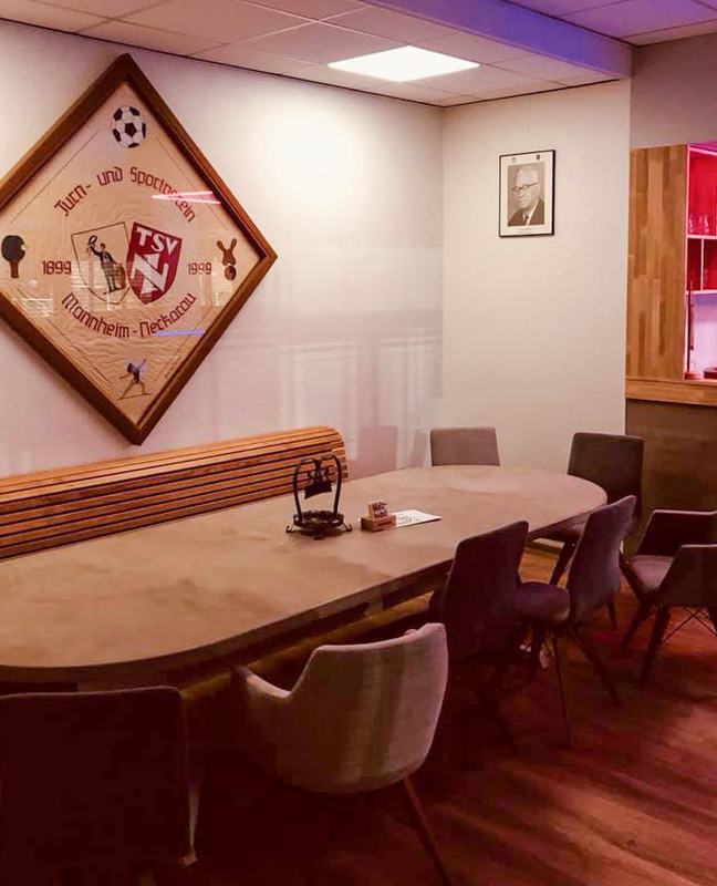 Nebenraum mit Besprechungstisch und TSV-Ehrentafel