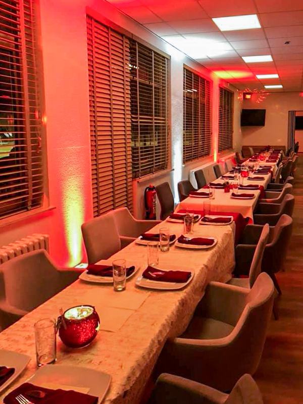 Festtafel in warmem Abendlicht