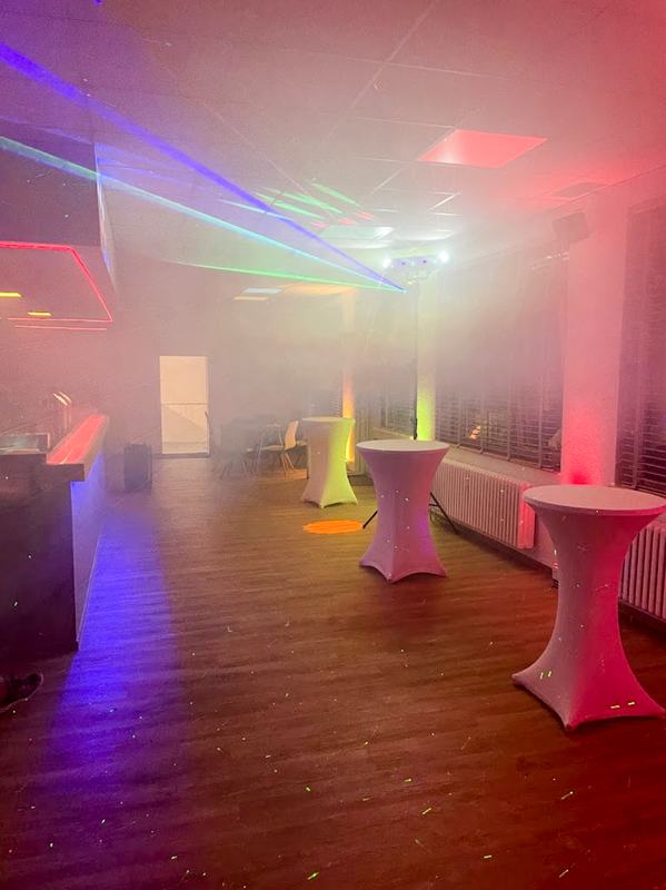 Partystimmung mit bunter Laserbeleuchtung