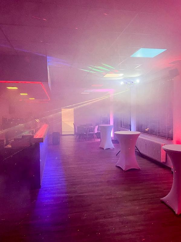 Tanzfläche mit Lasern und Stehtischen