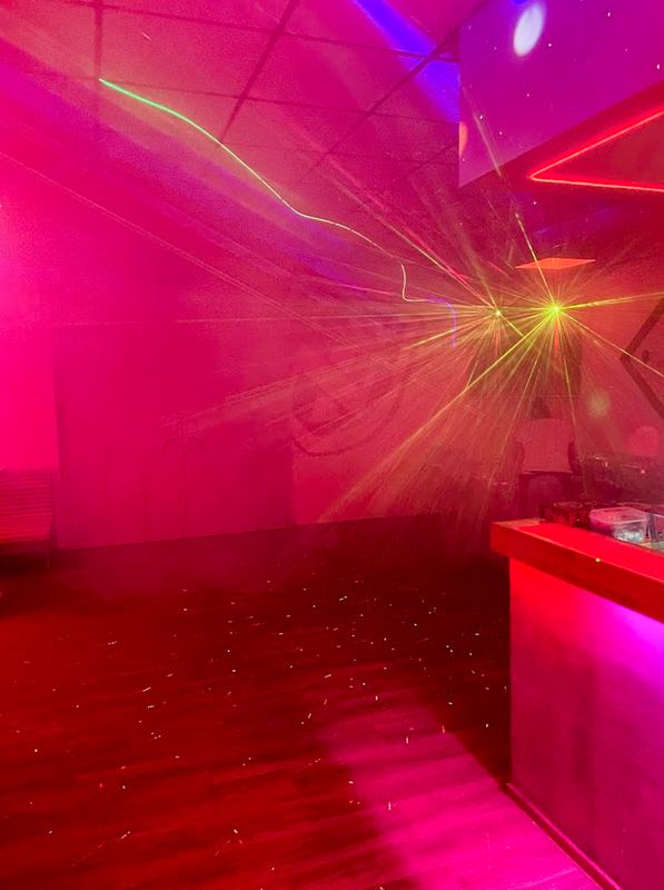 Laserlicht und Nebel bei einer Feier