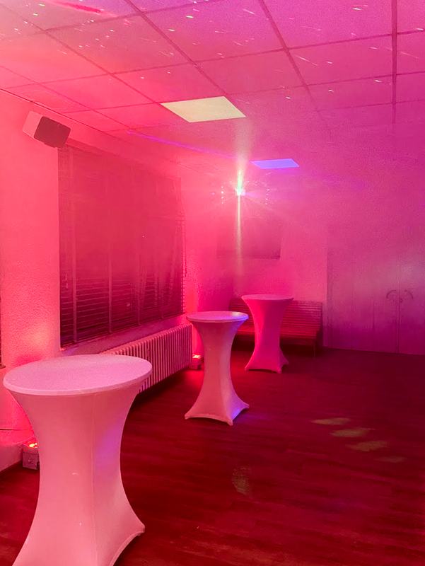 Party-Atmosphäre in pinkem Licht